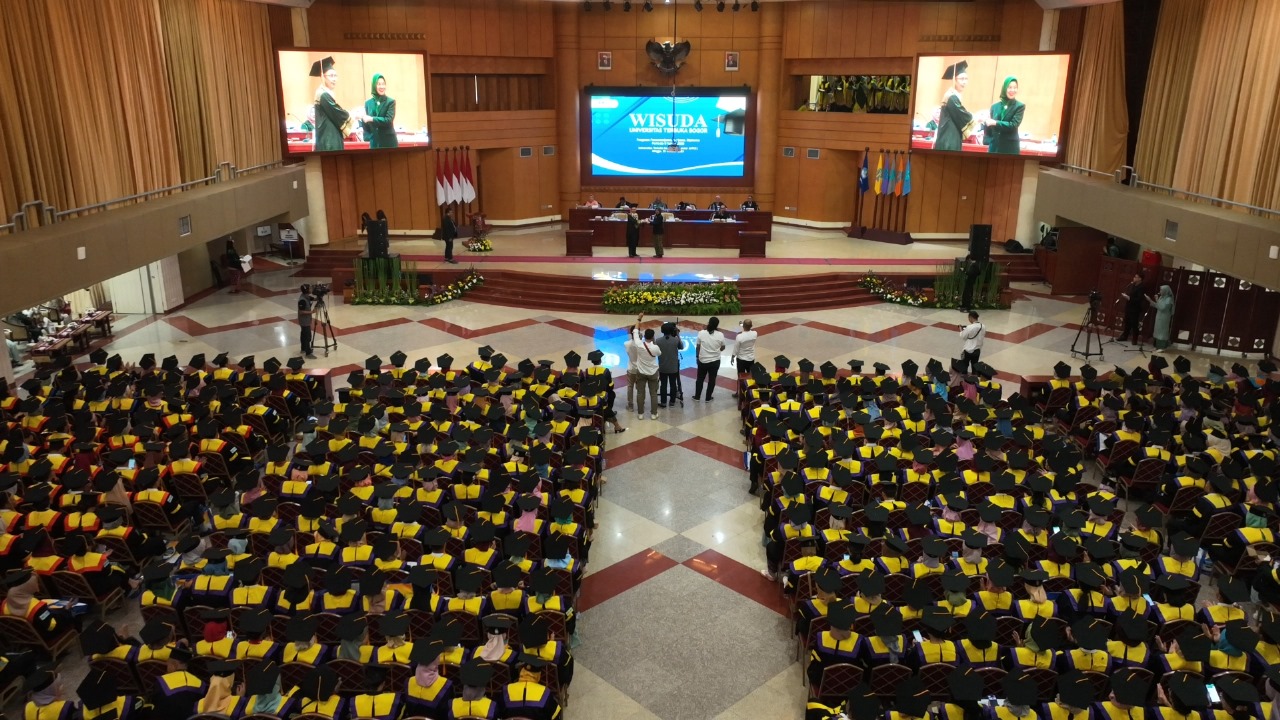 MAHASISWA  USIA 84 TAHUN AKHIRNYA LULUS DI UT BOGOR!