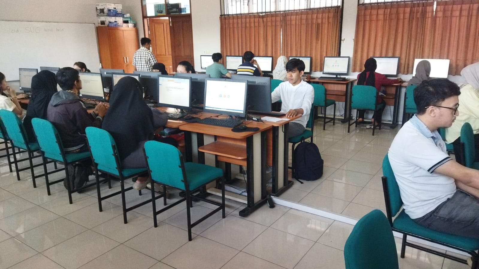 ALDIAN HERLAMBANG: MAHASISWA UT BOGOR YANG GIGIH MENGEJAR CITA-CITA