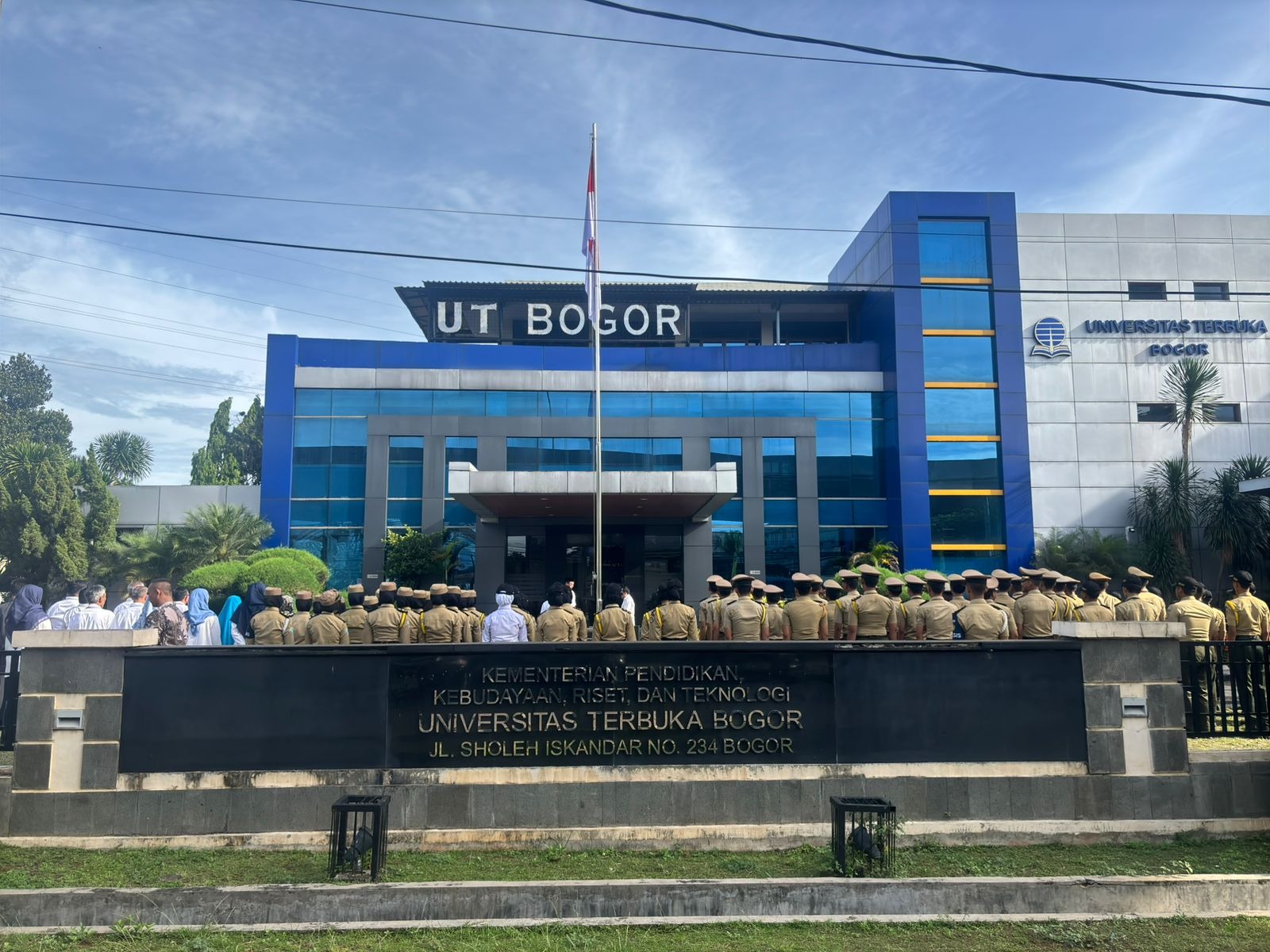 UT Bogor Memperingati Hari Pahlawan 2025 “PAHLAWANKU TELADANKU, TERUS BERGERAK, MELANJUTKAN PERJUANGAN"