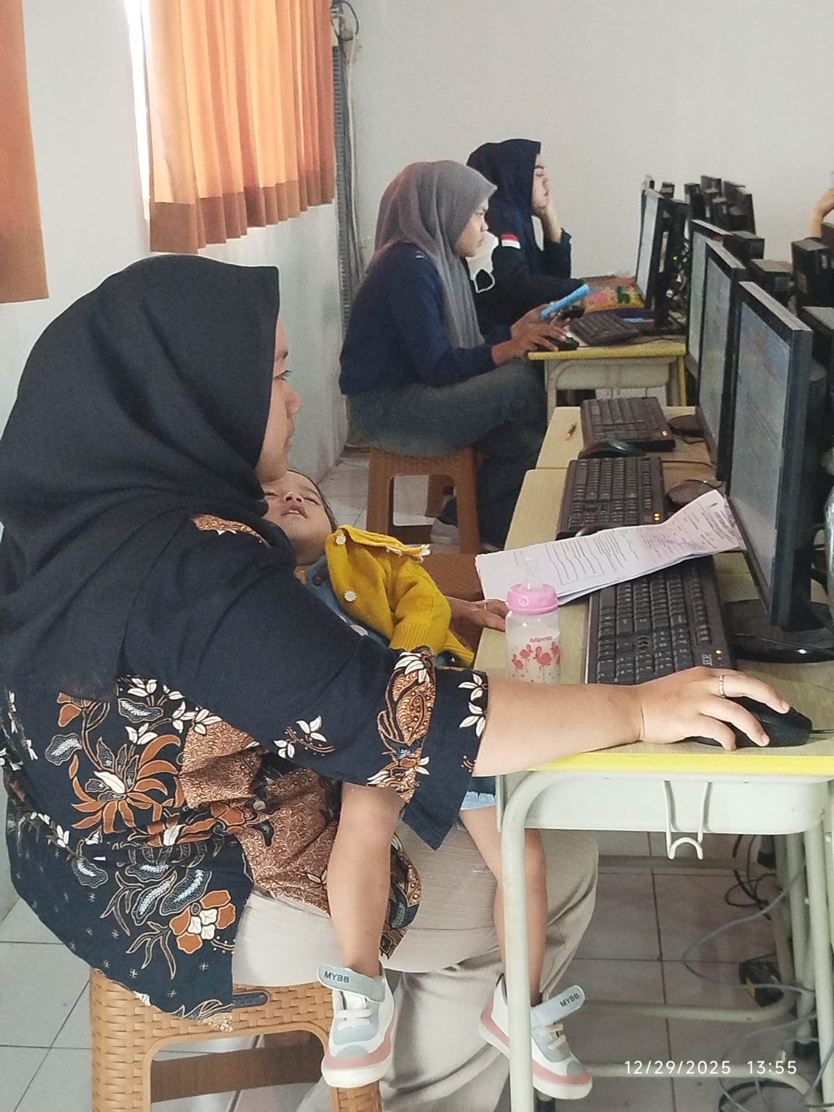DI ANTARA DOA DAN UJIAN, MENGGENDONG MASA DEPAN: Perjuangan ELMA, Ibu Muda Mahasiswa UT